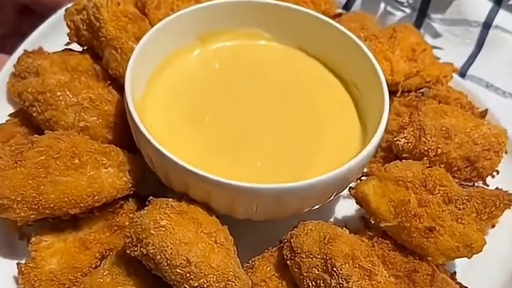 Сочные НАГГЕТСЫ с домашним сырным Соусом...🥡🍗🧀😋    Рецепт ⤵️