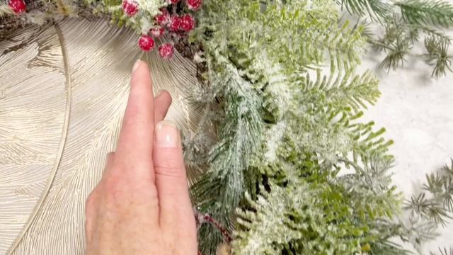 Подвесной декоративный венок ВЕНУС с ягодами, хвоя литая 100%, 55 см, 31VENW55