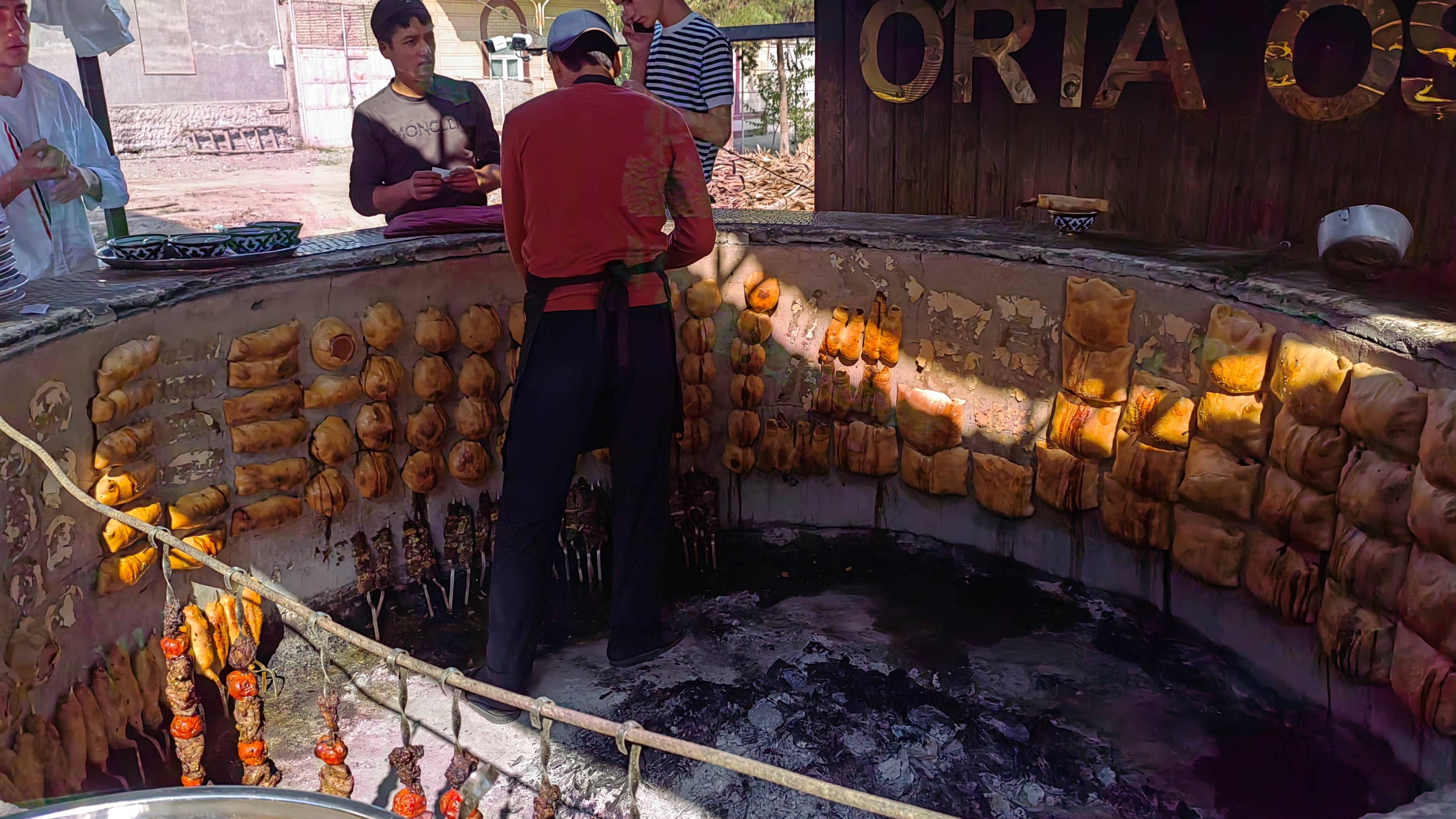 Трёхметровый тандыр и гигантская килограммовая самса