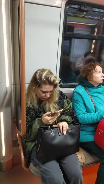 Золото!  Чистое золото! Золотая блондинка в вагоне метро. Москва