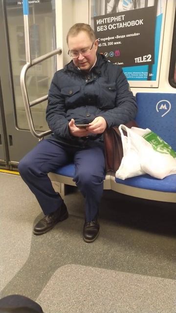 Кандидат в президенты? Олигарх? Депутат? Банкир? Мафиози? Метро Москва.  Ваш вариант: