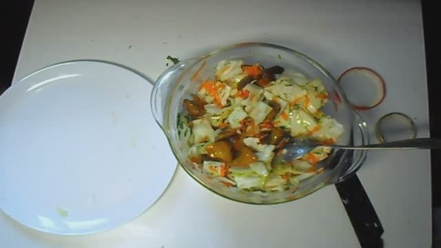 Салат из капусты с грибами и приправой для корейской моркови