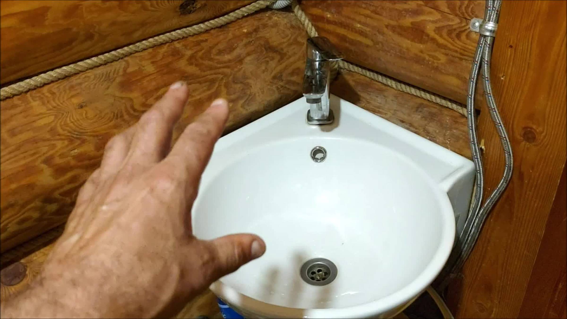 Как СОХРАНИТЬ от ВЛАГИ, плесени и ТРЕЩИН и чем БЕЗОПАСНО обработать стены сруба в ВАННОЙ комнате.