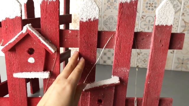 Декоративная ограда ПТИЧЬЕ ЗИМОВЬЕ, дерево, красная, тёплые белые мини LED-огни, 98х40 см, ACW004160