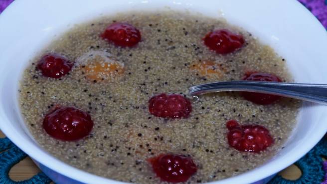 Каша из амаранта с орехами и фруктами.