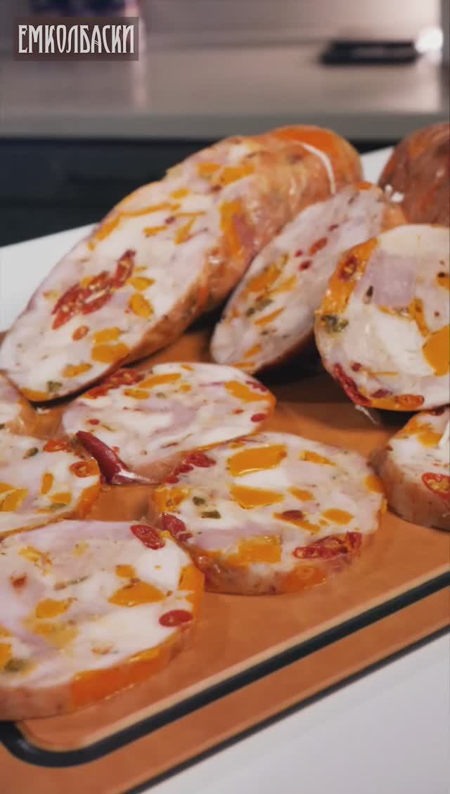 Куриный рулет-ветчина с сыром Чеддер и острым перцем