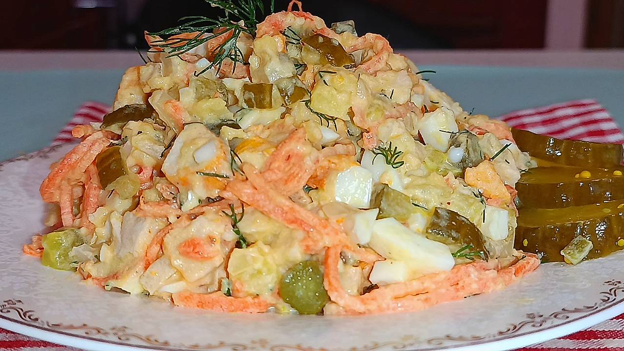 📌 Салат с копченой курицей, солеными огурцами, корейской морковью и картофелем