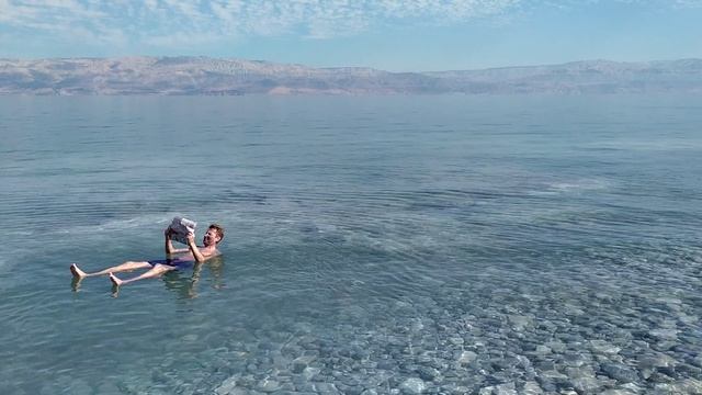 Один читает газету,другой собирает грязь!Мёртвое море!