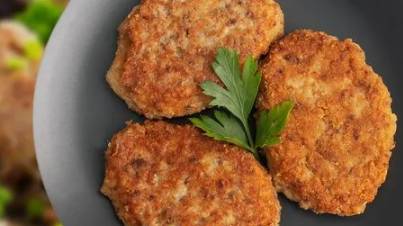 Гречневые котлеты с огуречным соусом.