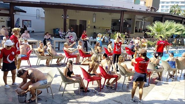 анимация у бассейна