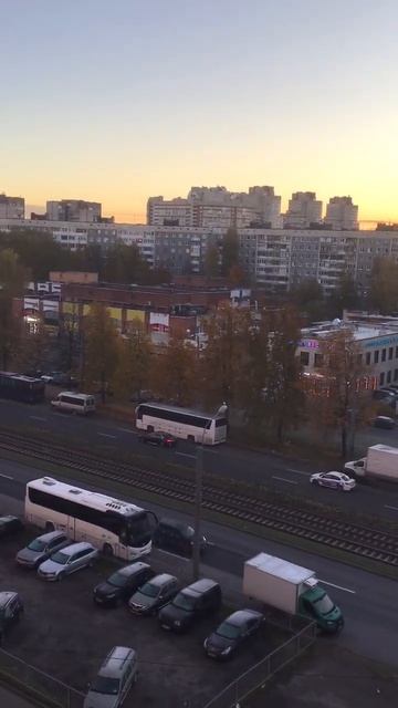 IСанкт-Петербург. 18.10.2025. Утро Петербурга. Золото осени на проспекте Энгельса. Эпизод 4