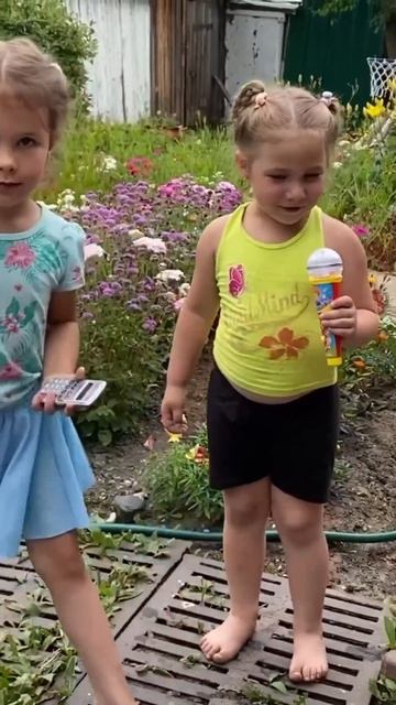 Дети знакомятся. Подружки.