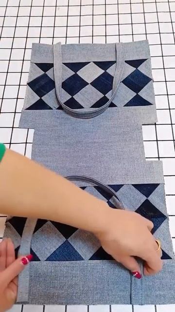 Сумка из старых джинсов с лоскутной вставкой пэчворк