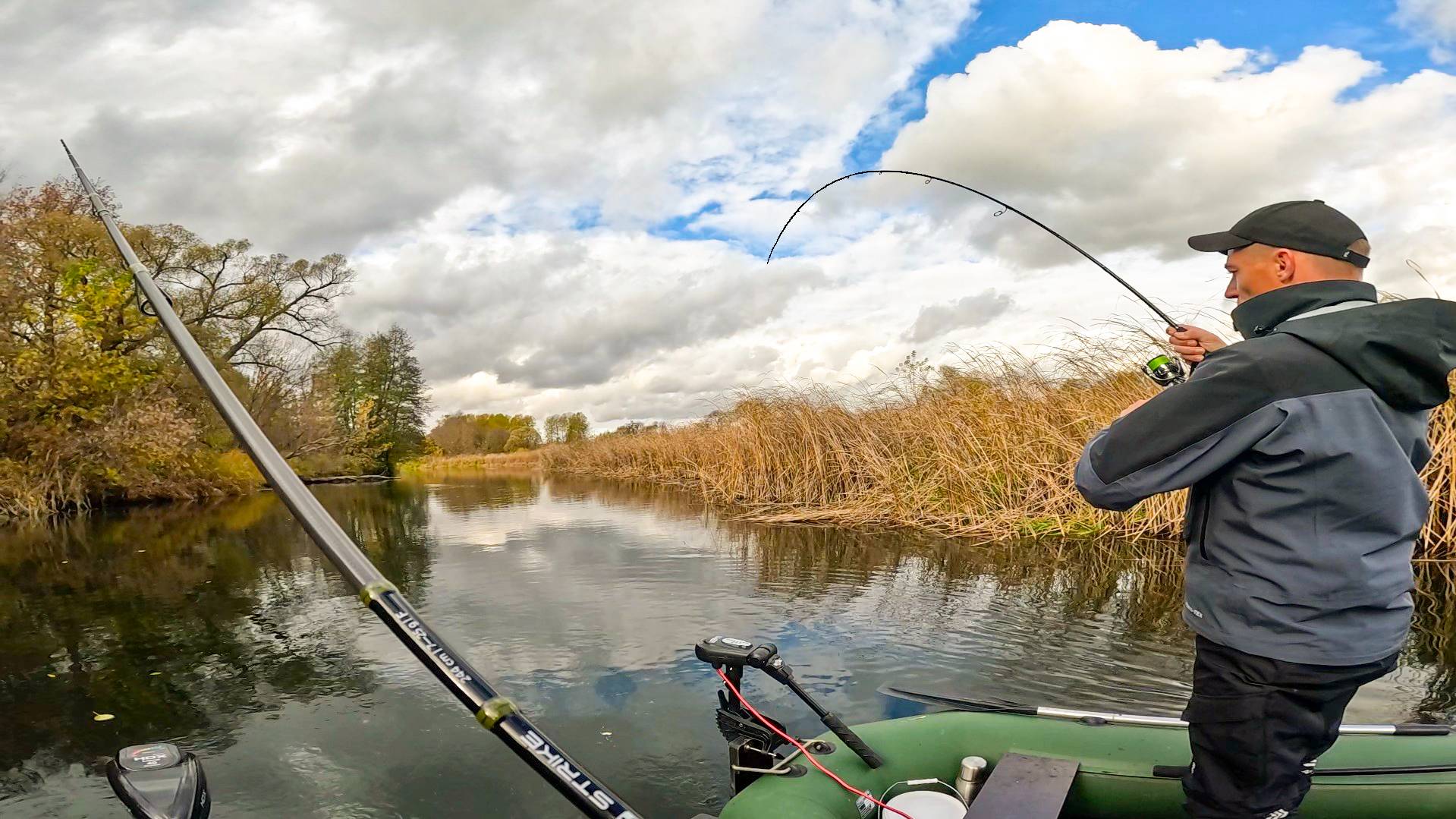 РЫБАЛКА с НОЧЁВКОЙ, МЕСТНЫЙ РЫБАК ПОКАЗАЛ как РЫБУ НАДО ЛОВИТЬ! Спиннинг в 2025
