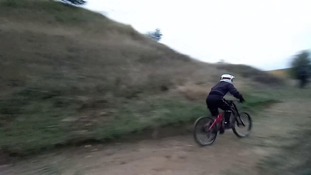 КАТКА НА СПОТЕ И ДАМА ТРЕНИРУЕТ ПРЫЖКИ