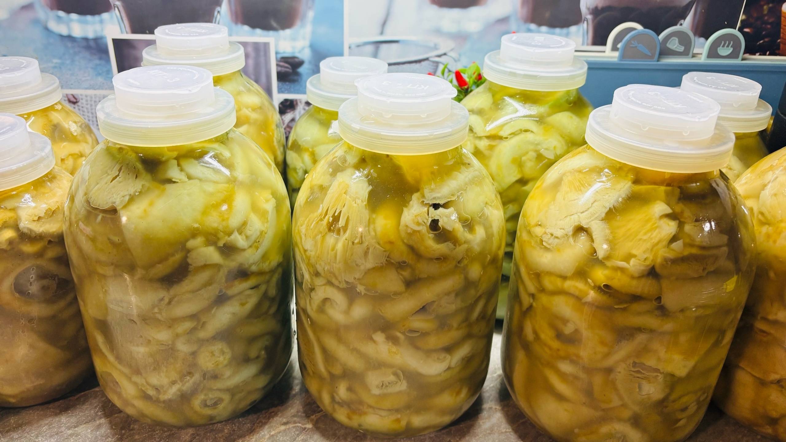 По соседям собирала... Баночки в шапочках...