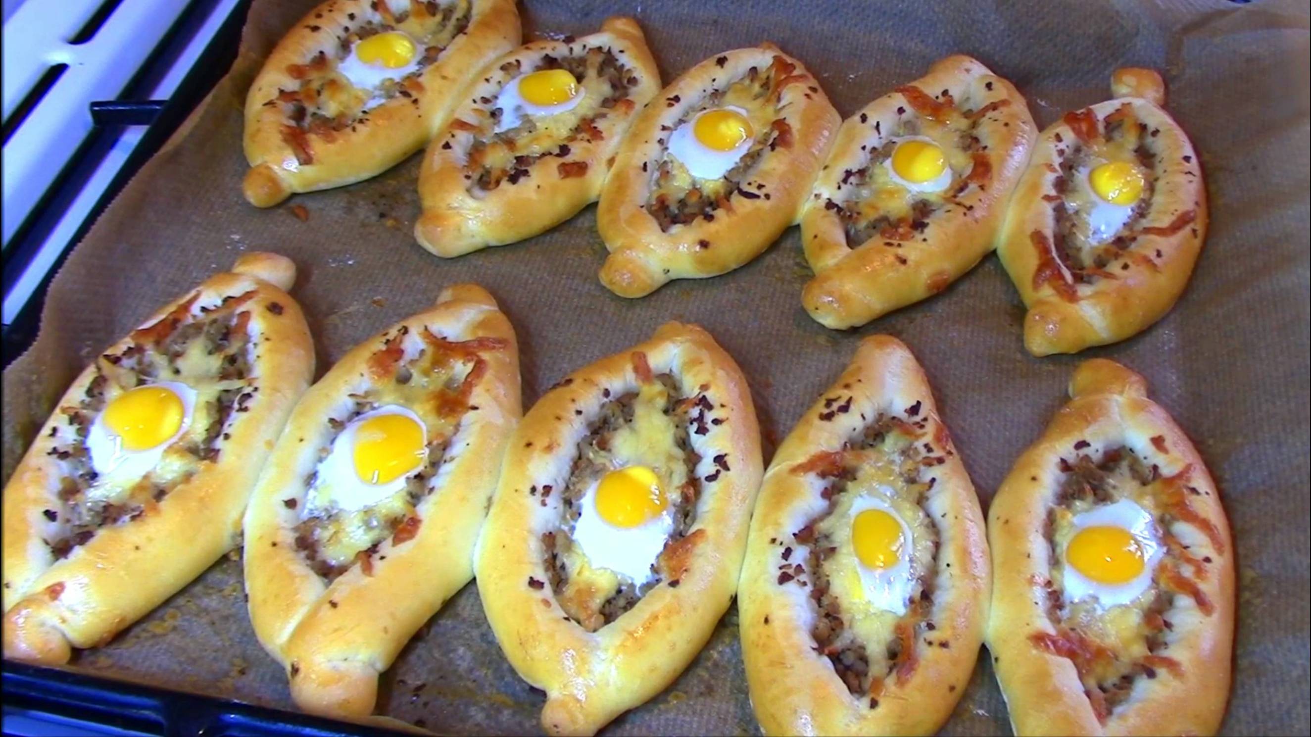 Открытые пирожки с грибами и мясом.