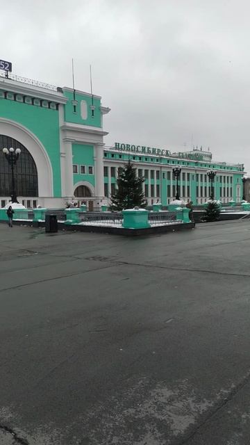 Сибирь.Новосибирск. Ж.Д. вокзал, площадь и вход в метро станция Площадь Гарина-Михайловского Фр. 1