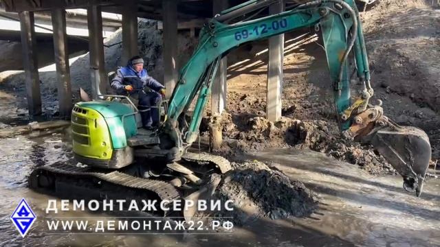 Мини-гигант в деле: как 5-тонный экскаватор расчистил русло реки.