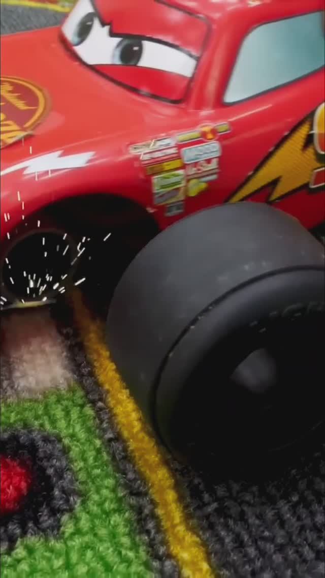 Маквин и Желтая машинка устроили гонку, но у Маквина отвалилось колесо! 💥 #Тачки #Гонки #ДляДетей