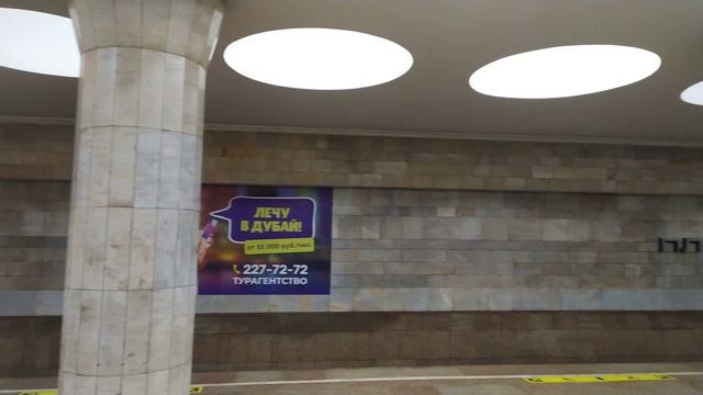 Сибирь. Новосибирск. Станция Площадь Гарина-Михайловского - интерьер, пассажиры, поезда  Фрагмент 1