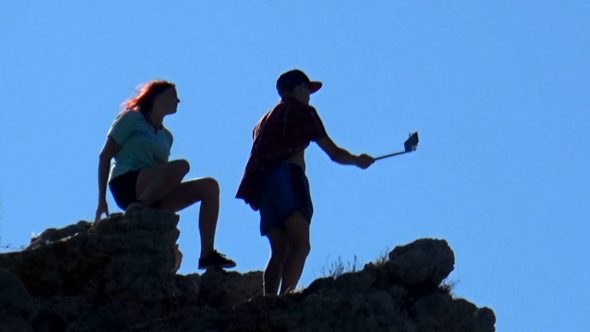 Ради селфи они залезли на скалу