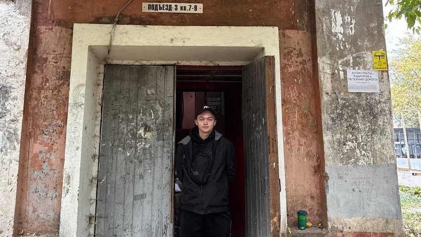 Исследую заброшенный двух этажный дом