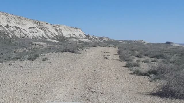 Спуск с восточного чинка Устюрта и дорога в черепаховый оазис