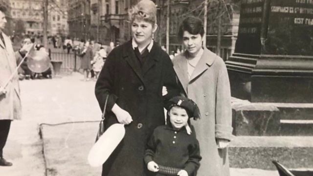 "БИЛЕТ В ДЕТСТВО"... (Фото гр. "ЛЕНИНГРАДЕЦ" (СПб), музыка - шоу-группа "ДОКТОР ВАТСОН" (Москва))