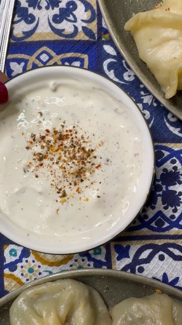 Манты с белым соусом