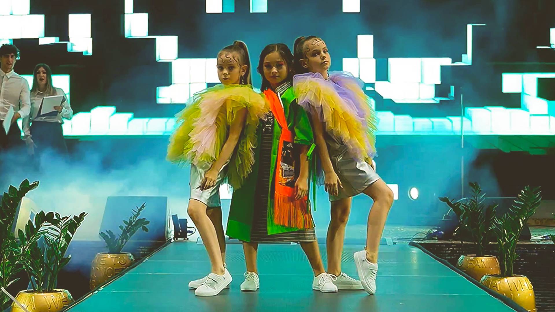 ТРИ МОДНИЦЫ  / ДЕФИЛЕ АНГЕЛИНЫ , МИЛАНЫ , ДАШИ / 1000планет