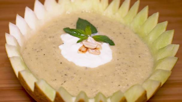 Кремовый суп из мускусной дыни.