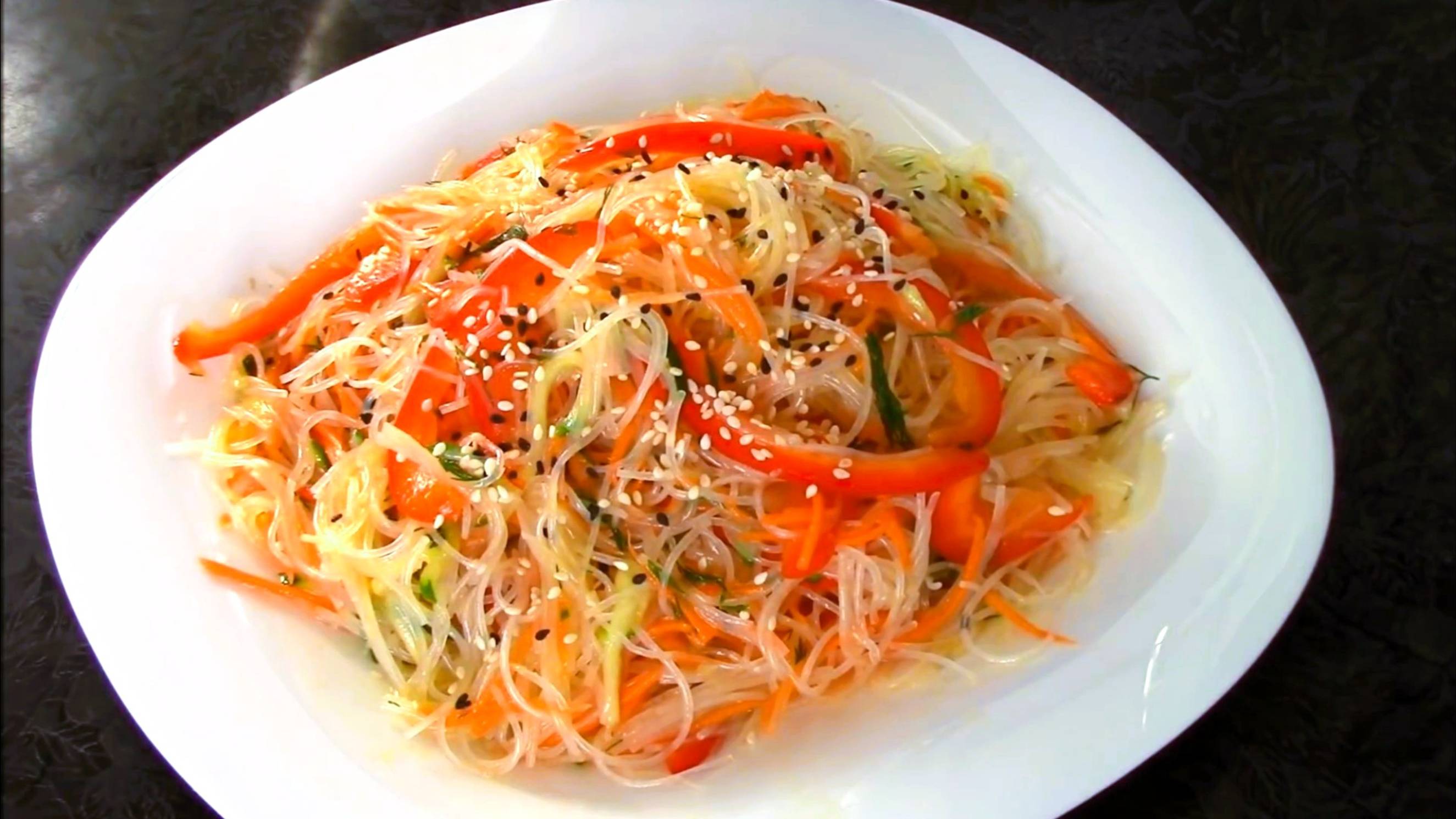 Салат фунчоза с овощами.