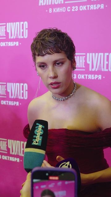 Примерка костюма, которая затянулась 🔥🌟 Ирина Горбачева в фильме «Алиса в Стране чудес» #shorts