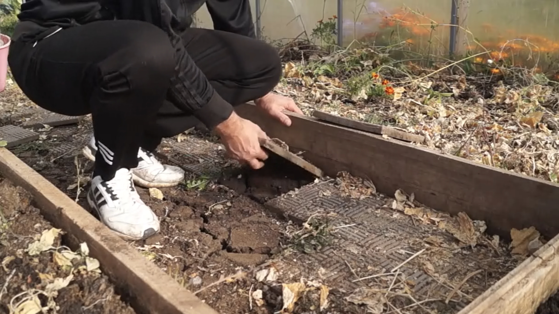 Дорожка в теплице из бетонных плиток.