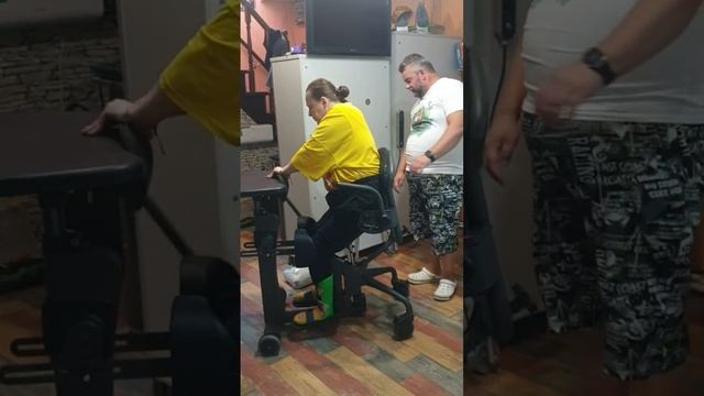 Оля уже учится вставать из положения сидя