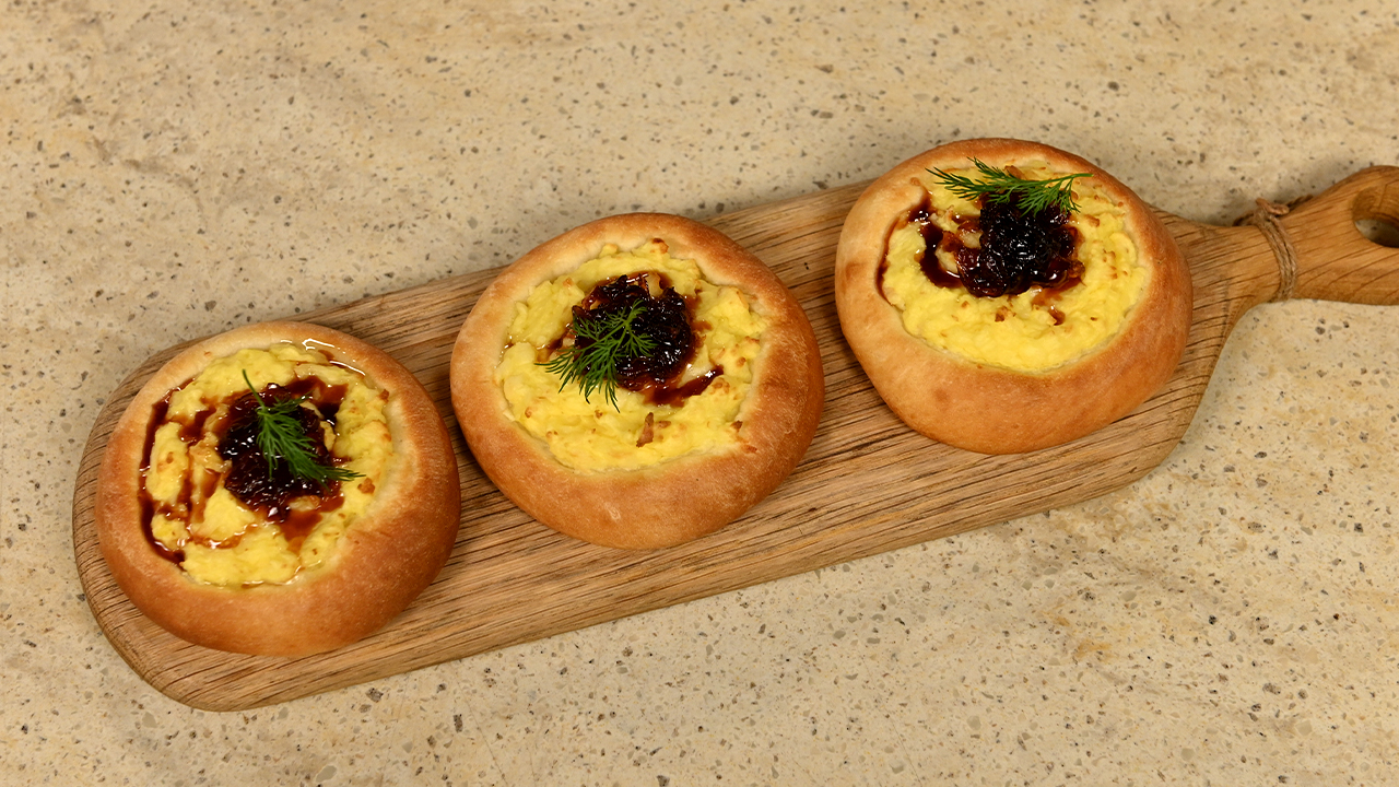 Уральские шаньги с картофелем, копченым сыром и вареньем из лука