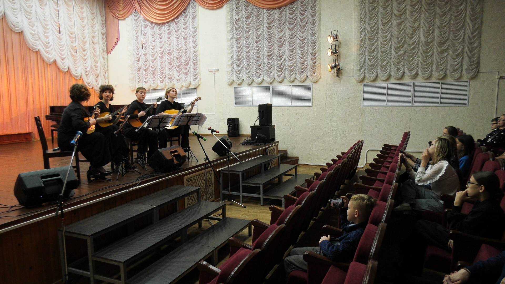 В ДШИ №1 прошел концерт квартета домр