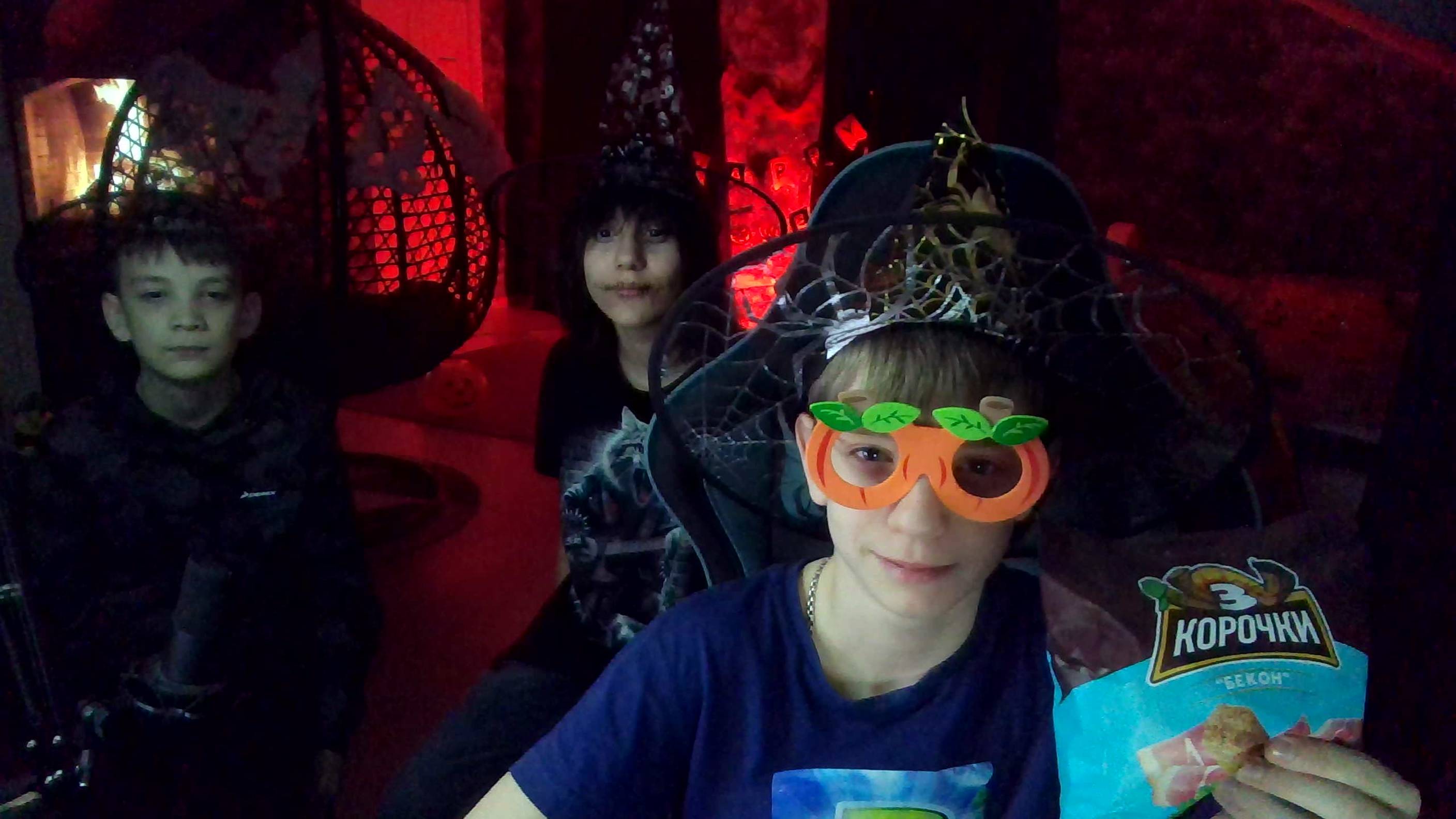 ПРАЗДНУЕМ ХЕЛЛОУИН С ДРУЗЬЯМИ / ДАРЗИК ИРЛ-СТРИМ🎃👻