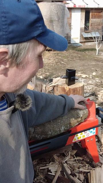 Есть поленья, которые не колются вообще! Гидравлический дровокол оставляет на них краску!