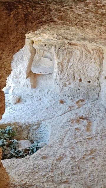 Есть ли жизнь в пещерах? в средневековье точно была. Чуфут-кале, Крым.