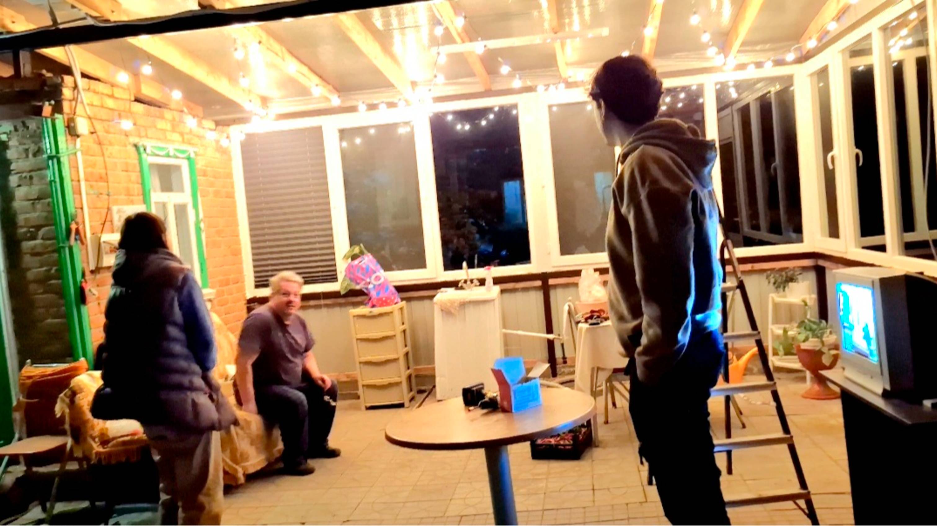 852 Всё успели. Каждый занят своим делом. На мне Торт.Готовимся отмечать.