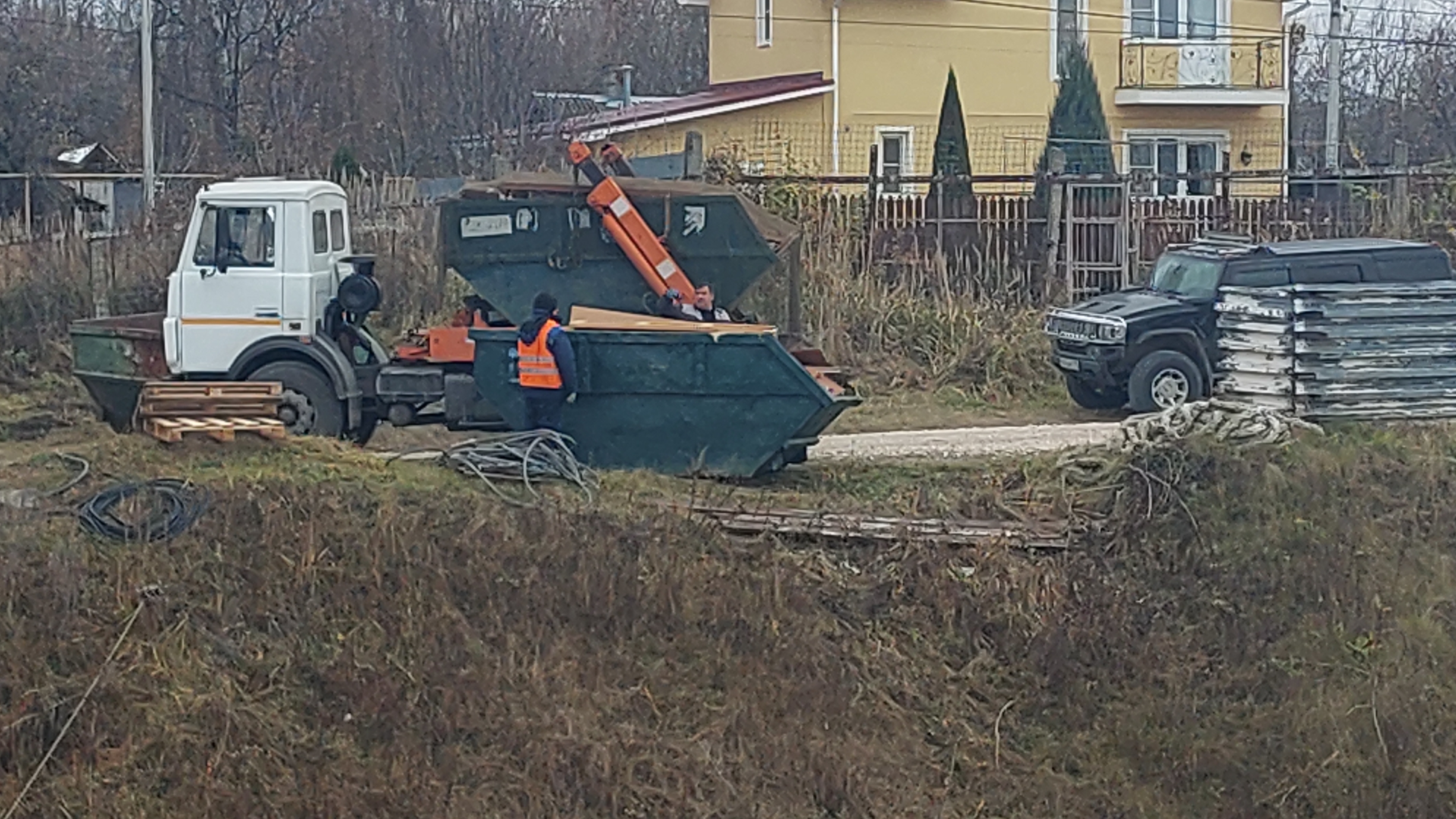 Контейнеровоз снова на работе