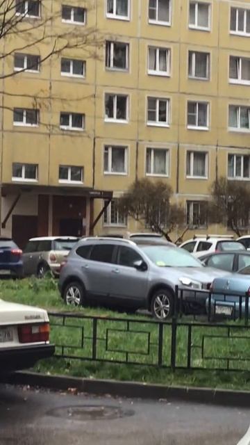 Санкт-Петербург. 02.11.2025. Парковка автомобилей во дворе по проспекту Энгельса
