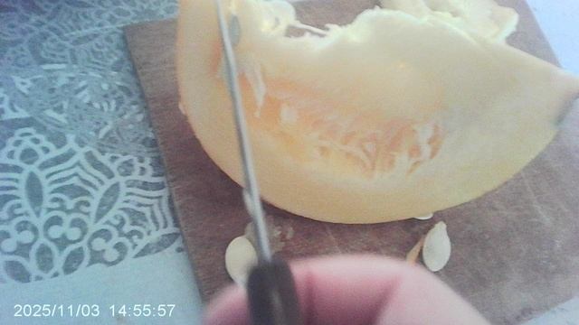 Готовлю тыкву: обрезаю мякоть с семенами