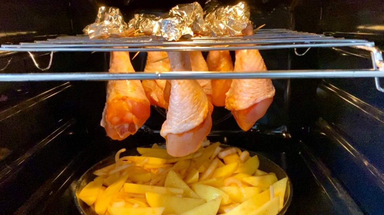 Научили готовить необычным способом куриной голени. Курица тает во рту, как масло