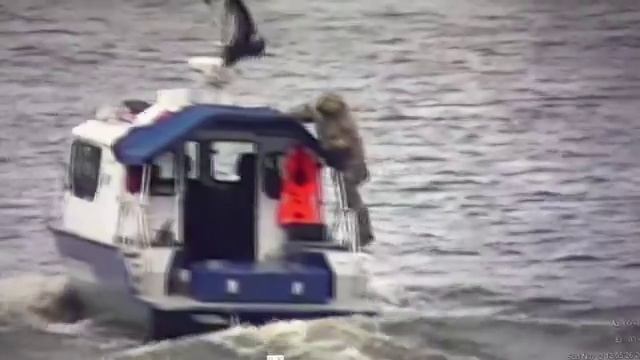 Российский катер пограничной службы с поднятым флагом ЧВК «Вагнер».