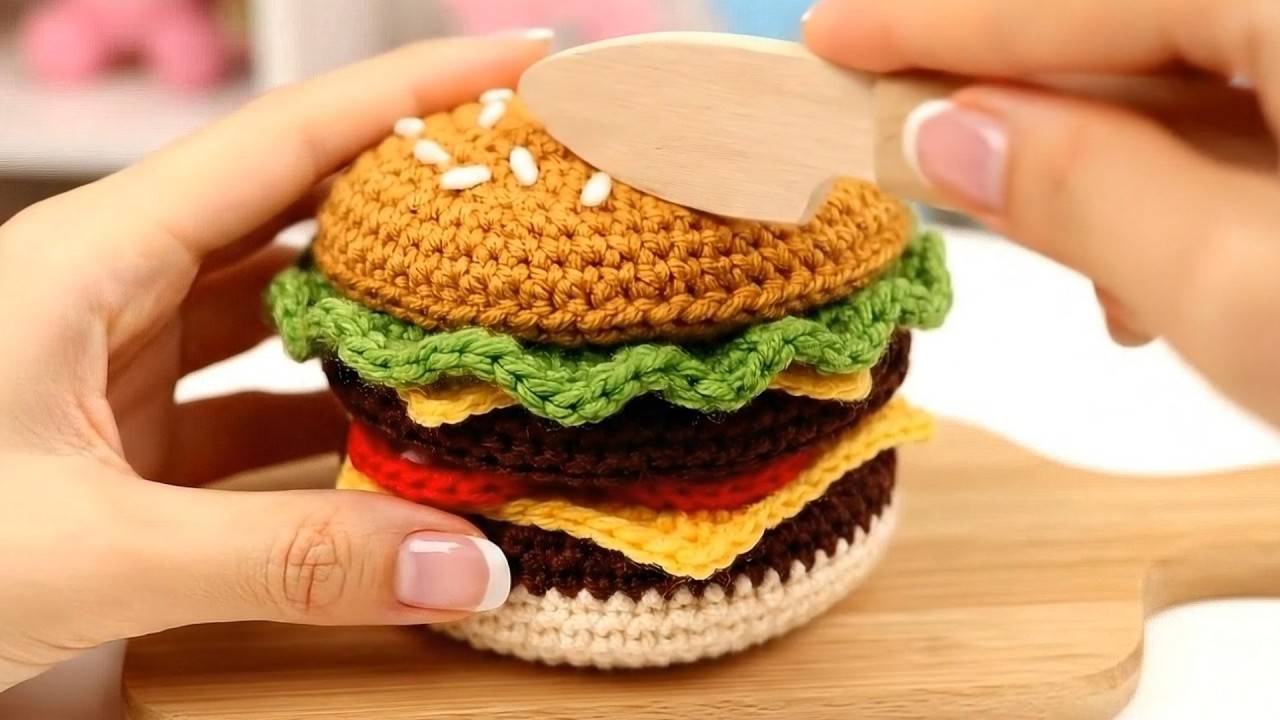 МУЛЬТИК ДЛЯ ДЕТЕЙ  СМОТРИМ ЧТО ВНУТРИ ВЯЗАННОЙ ИГРУШЕЧНОЙ ЕДЫ ИГРАЛКИ-ЗАЛИПАЛКИ