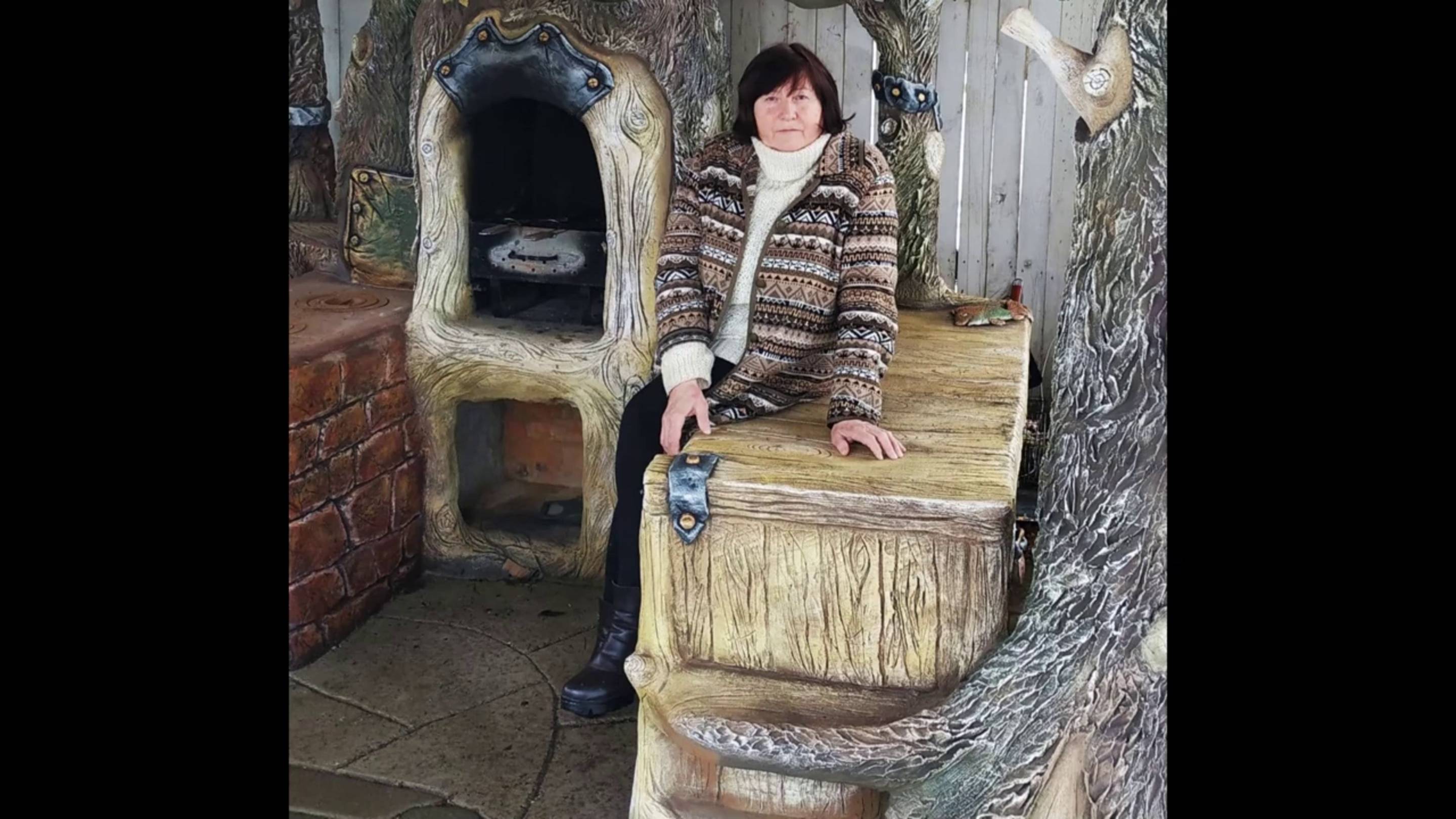 оформление   БЕСЕДКИ, БАРБЕКЮ  в  виде  старого  дерева  ,цветники  на даче.мастер Осипова Любовь.