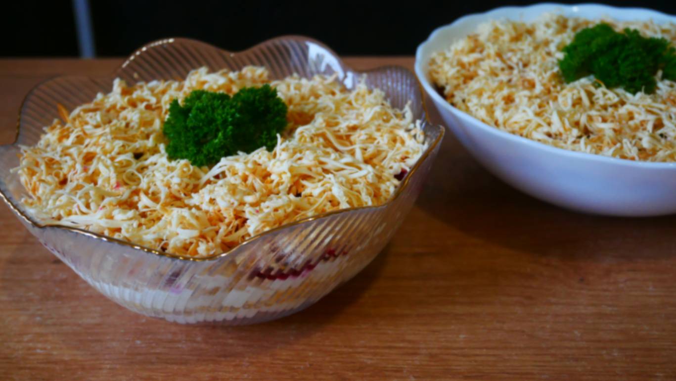 Салат, который поднимет вам настроение: свекла и копченый сыр в одном блюде!